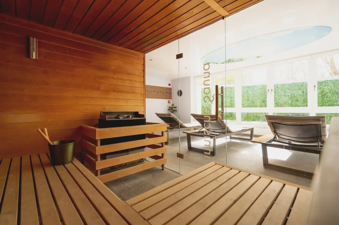 Helle finnische Sauna mit angrenzendem Ruheraum und Blick ins Grüne im Hotel Solthus am See.