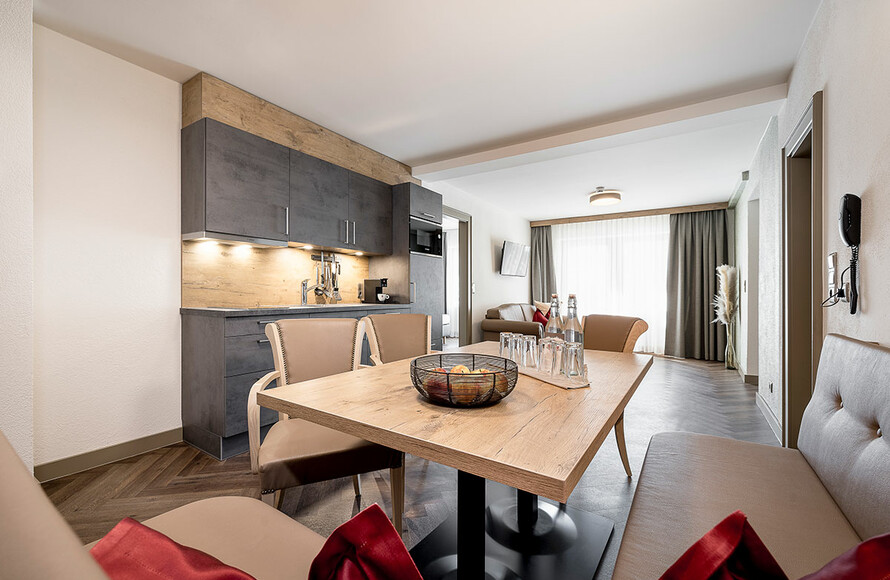 Hotel Regina in Sölden – Geräumiges Apartment mit Esstisch und Wohnbereich | Wellnesshotel Tirol