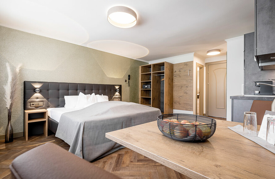 Hotel Regina in Sölden – Komfortables Schlafzimmer mit Doppelbett und moderner Einrichtung | Wellnesshotel Tirol