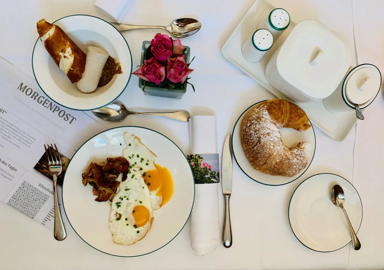 Reichhaltiges Frühstück mit Weißwurst, Brezel, Spiegelei und Croissant im Romantik Spa Hotel Elixhauser Wirt.