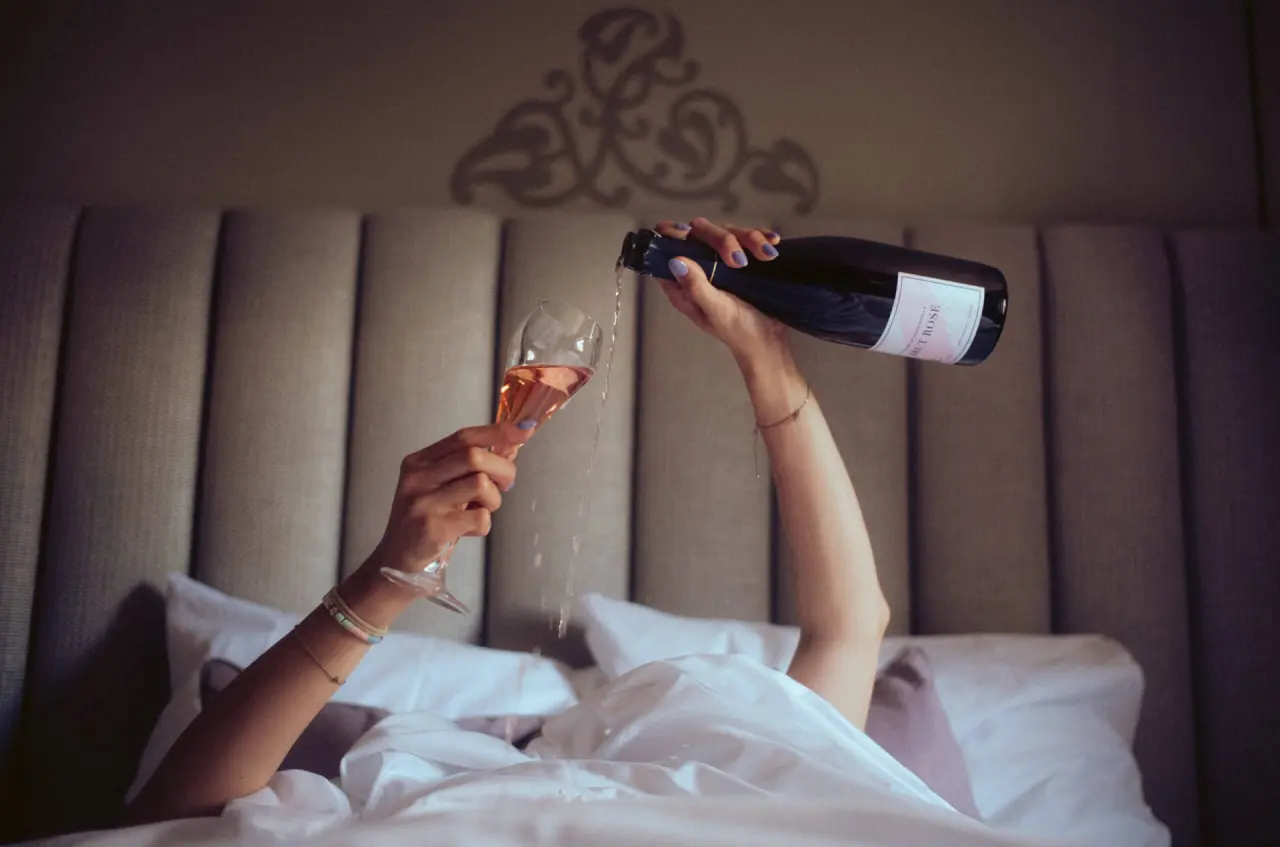 Romantischer Genuss im Hotelzimmer des Romantik Spa Hotel Elixhauser Wirt: Rosé-Sekt wird ins Glas geschenkt.