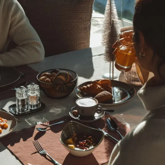 Gemütliches Frühstück mit frischen Brötchen, Croissants und Kaffee im Sport- und Wellnesshotel Held****s.