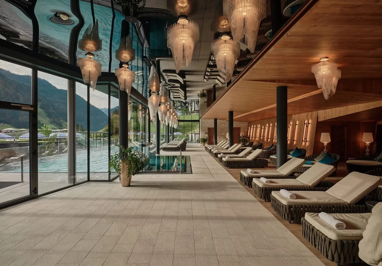 Luxuriöser Innenpool mit Bergblick und eleganten Liegebereichen im DAS EDELWEISS Salzburg Mountain Resort.