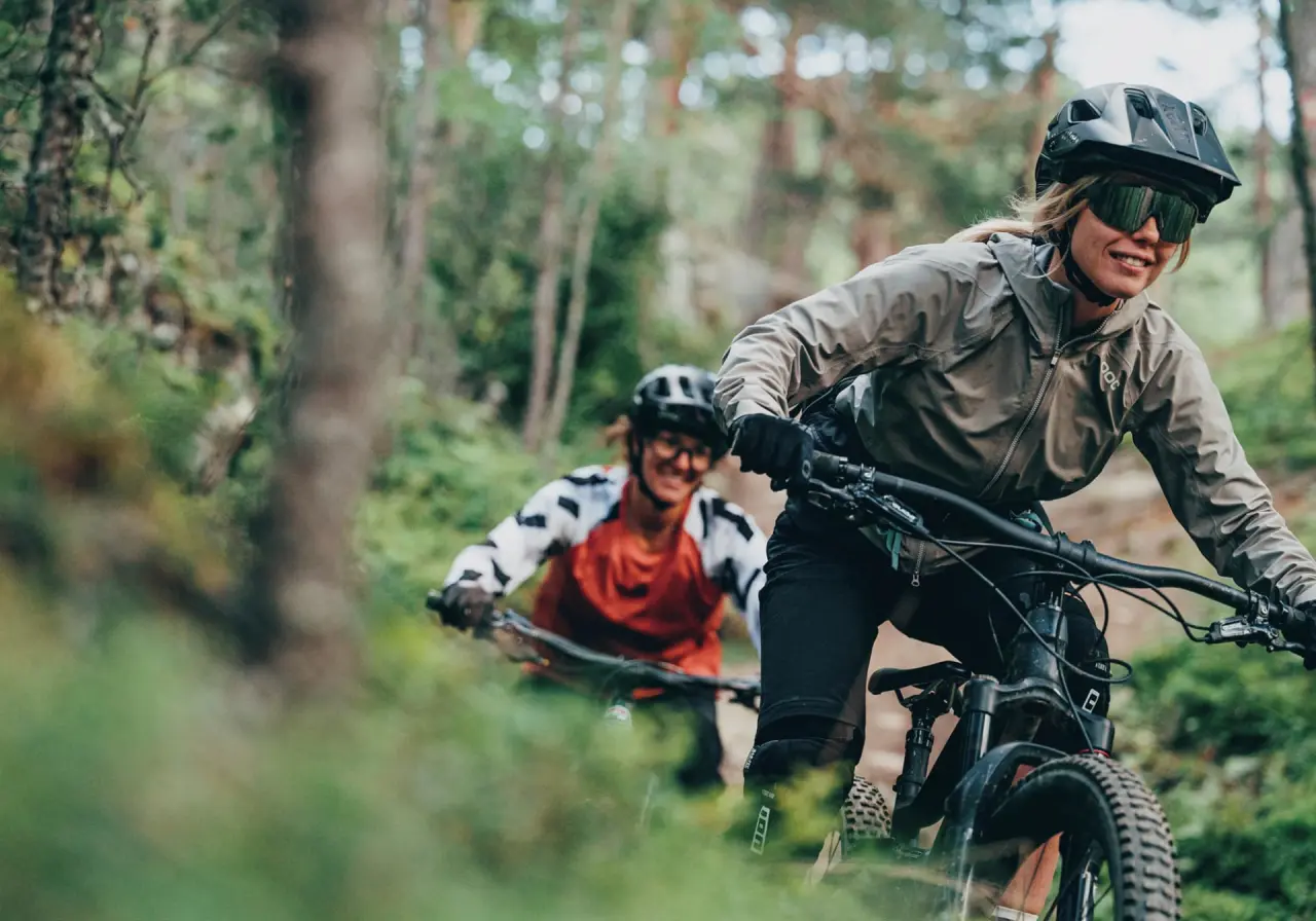 AQUA DOME in Längenfeld – Mountainbiker auf einem Waldweg in der Natur des Ötztals | Wellnesshotel Tirol