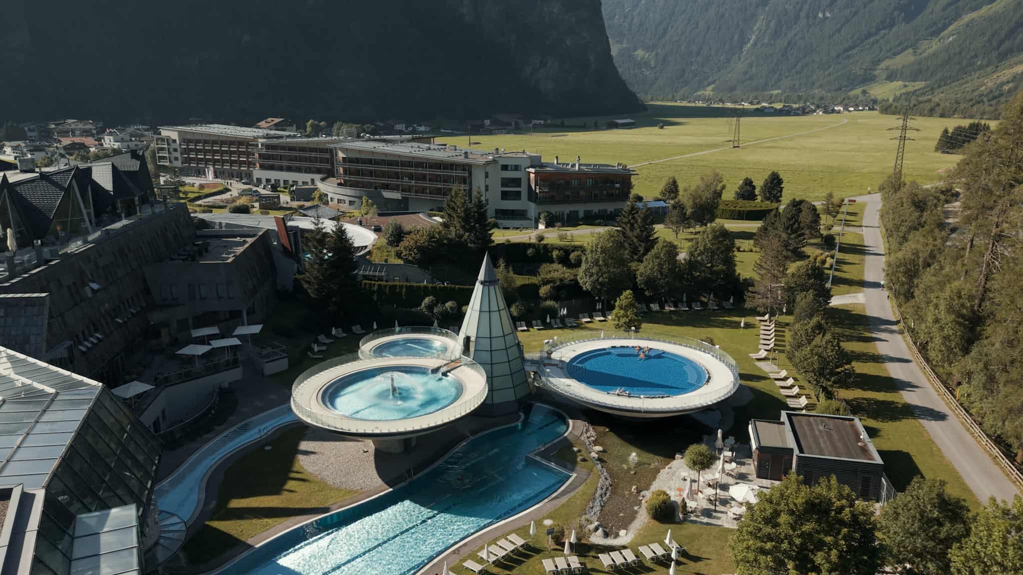 AQUA DOME in Längenfeld – Gesamtansicht der Therme und Hotelanlage im Ötztal | Wellnesshotel Tirol