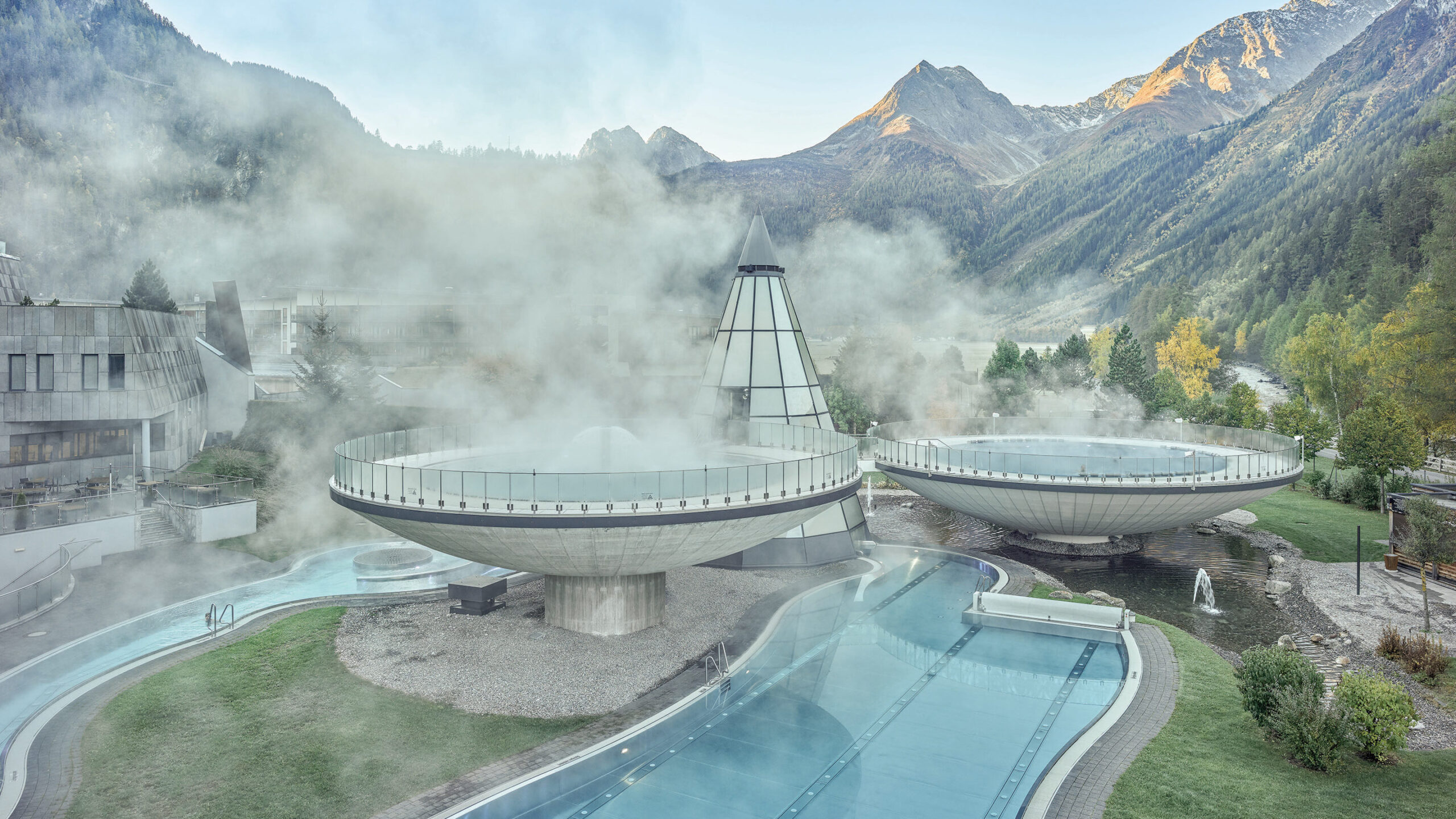 AQUA DOME in Längenfeld – Außenbecken der Therme mit Dampf und Alpenkulisse | Wellnesshotel Tirol