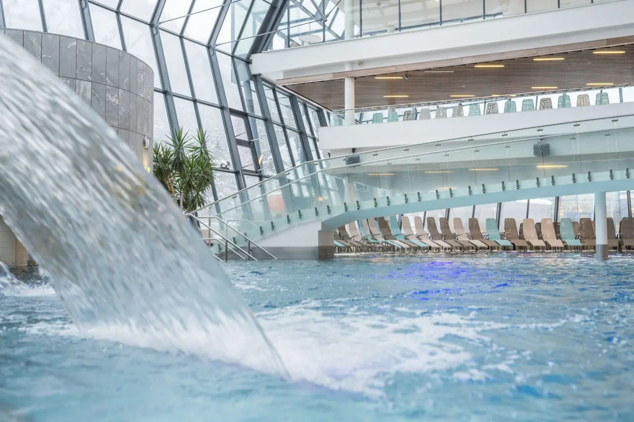 Modernes Thermalbad mit Wasserfall und Panoramablick im AQUA DOME - Tirol Therme Längenfeld