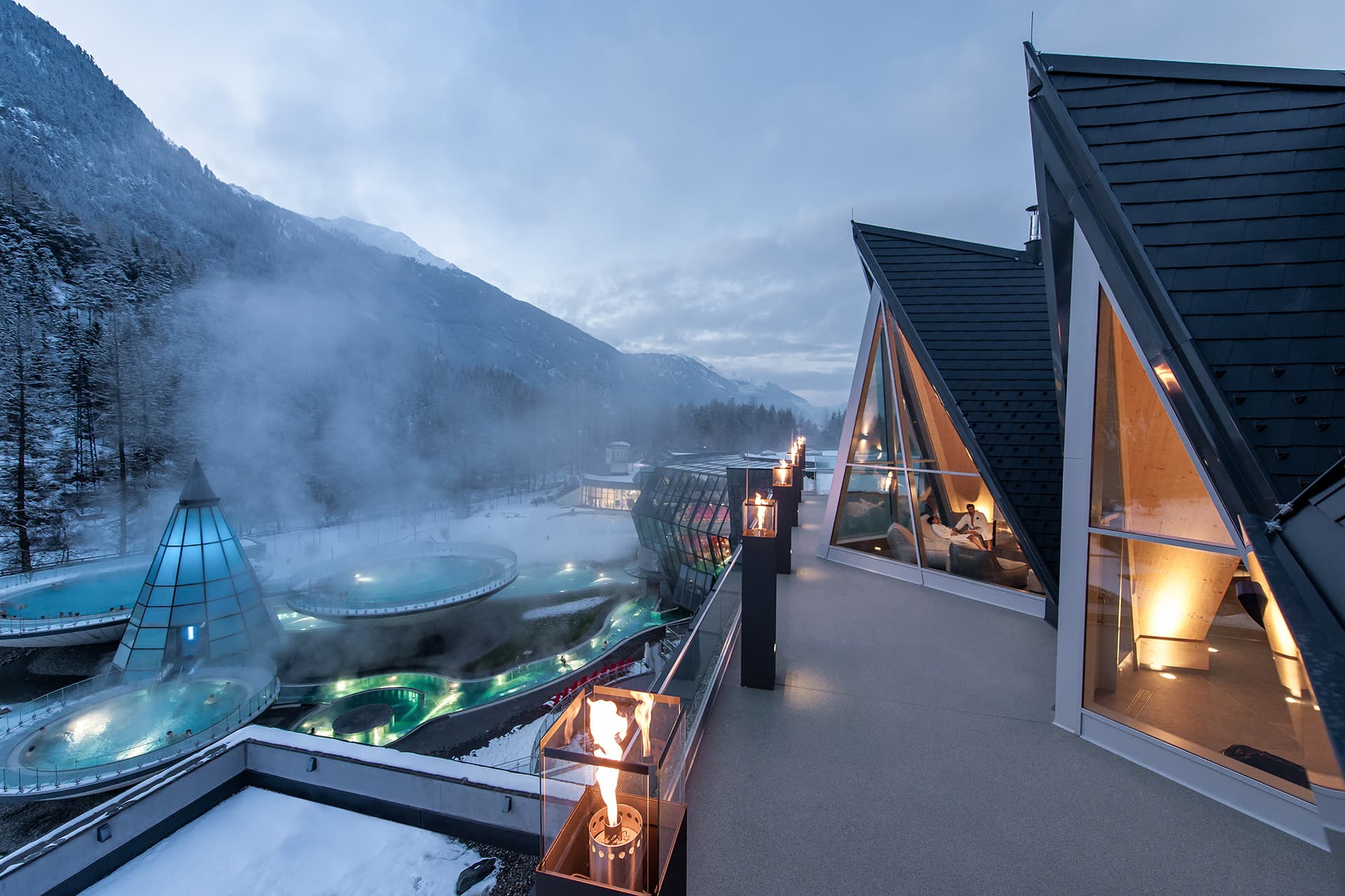 AQUA DOME in Längenfeld – Beleuchtete Thermenbecken bei Nacht mit Bergpanorama | Wellnesshotel Tirol