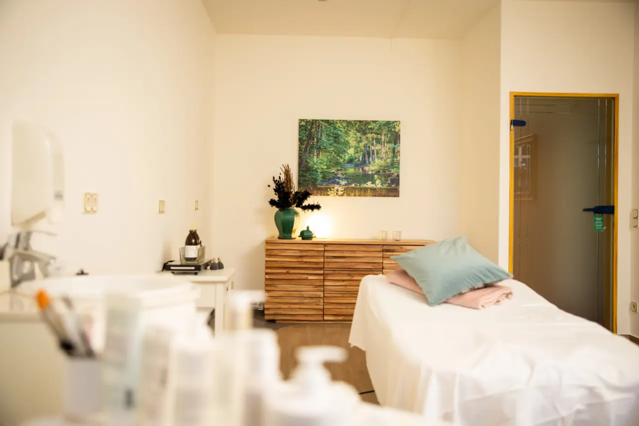 Heller Behandlungsraum im Spa des Mühl Vital Resort mit Massageliege und beruhigender Dekoration für entspannende Anwendungen.