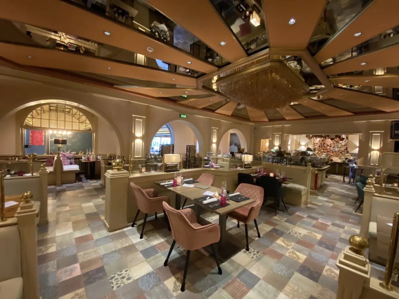 Elegantes Restaurant im Hotel Seela mit stilvoller Einrichtung, bequemen Sitzgelegenheiten und warmer Beleuchtung.