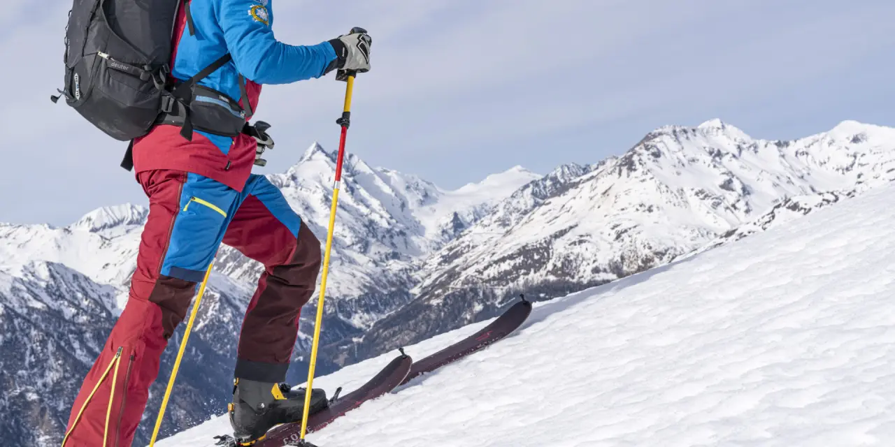 Skitourengeher in den verschneiten Alpen rund um die Nationalpark Lodge Grossglockner