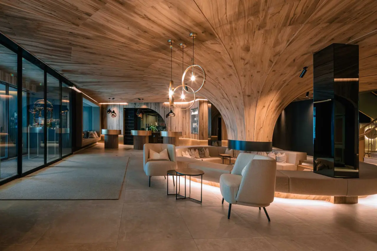 Moderne Hotellobby mit einzigartiger Holzarchitektur und gemütlichen Sitzbereichen im Hotel Steiner.