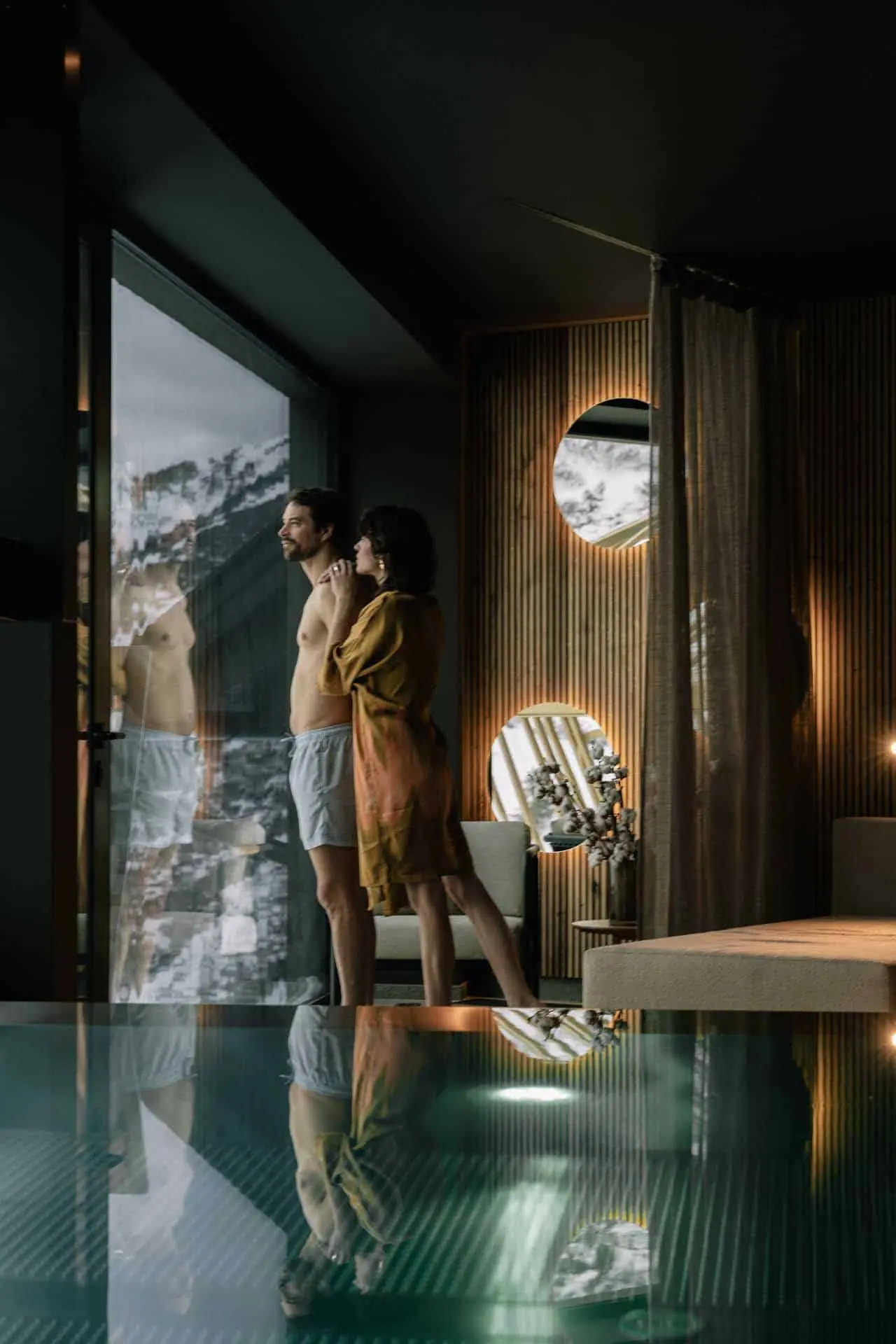 Luxuriöse Suite im Hotel Steiner mit privatem Pool, Bergblick und Paar beim Entspannen.