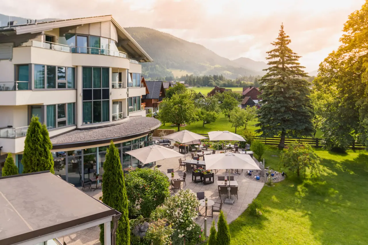Modernes Hartweger's Hotel mit sonniger Gartenterrasse und Bergblick in Weißenbach bei Schladming.