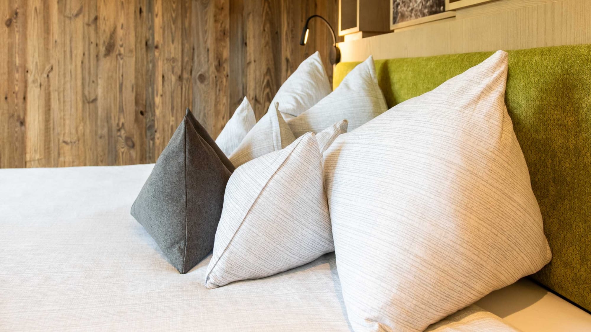 ALMGUT Mountain Wellness Hotel in St.Margarethen im Lungau – Detailaufnahme von Kissen auf einem Hotelbett | Wellnesshotel Lungau