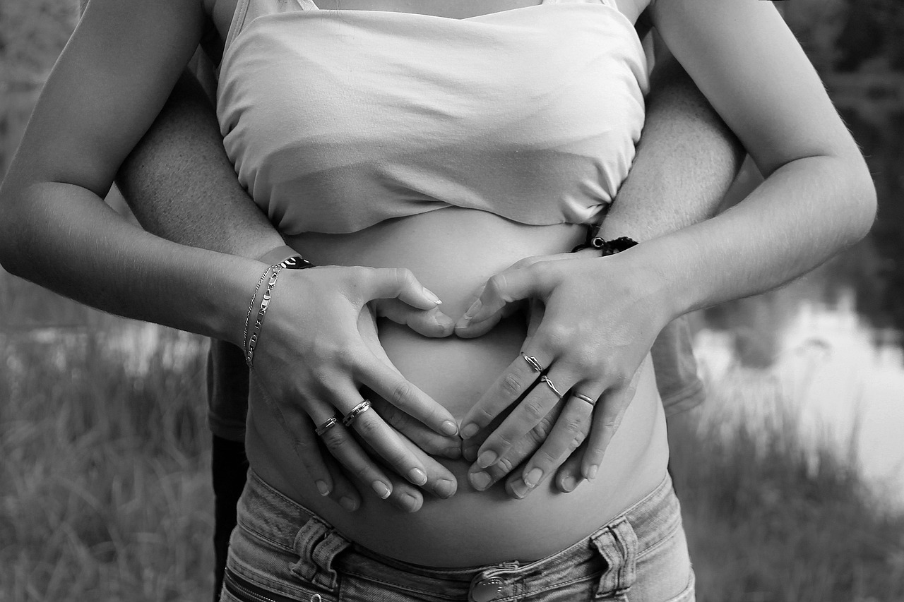 ALMGUT Mountain Wellness Hotel in St.Margarethen im Lungau – Hände formen ein Herz auf einem Babybauch | Wellnesshotel Lungau
