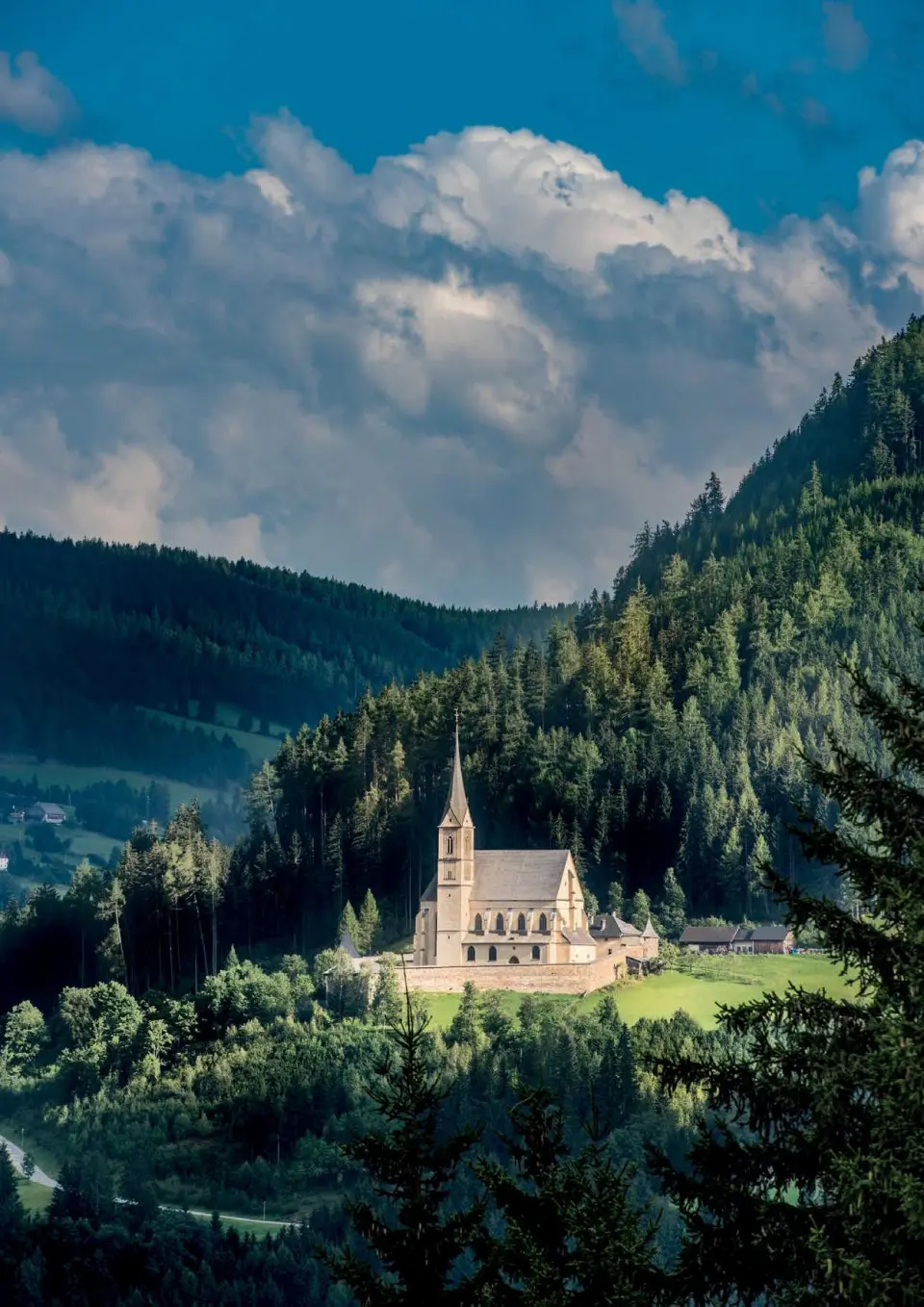 ALMGUT Mountain Wellness Hotel in St.Margarethen im Lungau – Malerische Kirche im grünen Tal | Wellnesshotel Lungau