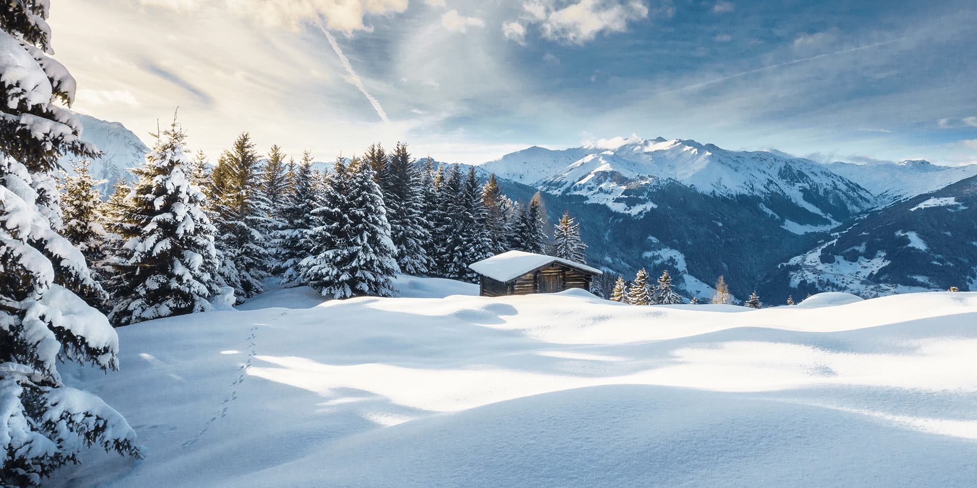 ALMGUT Mountain Wellness Hotel in St.Margarethen im Lungau – Winterlandschaft mit Hütte und Bergen | Wellnesshotel Lungau