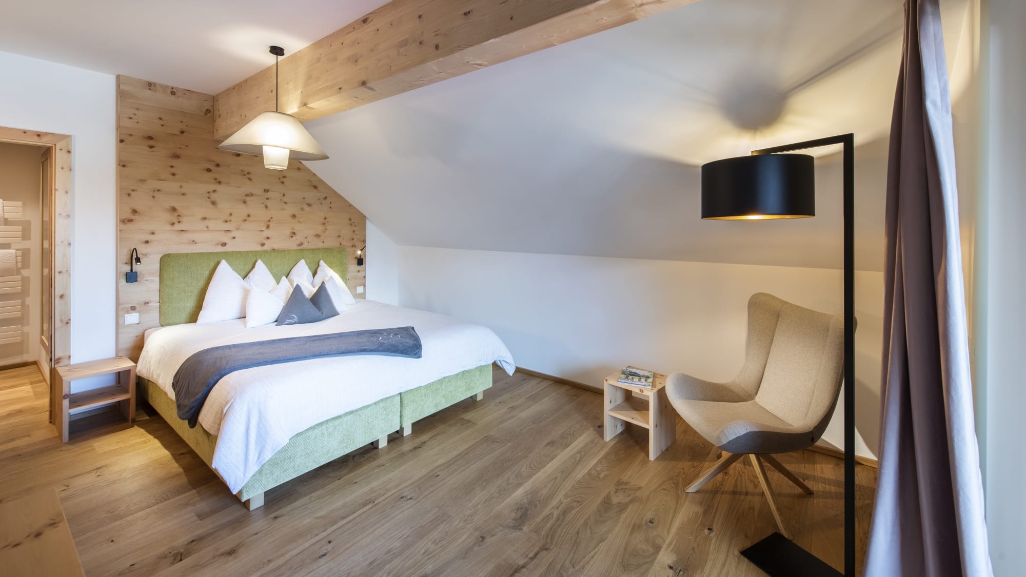 ALMGUT Mountain Wellness Hotel in St.Margarethen im Lungau – Helles Doppelzimmer mit Holzelementen | Wellnesshotel Lungau