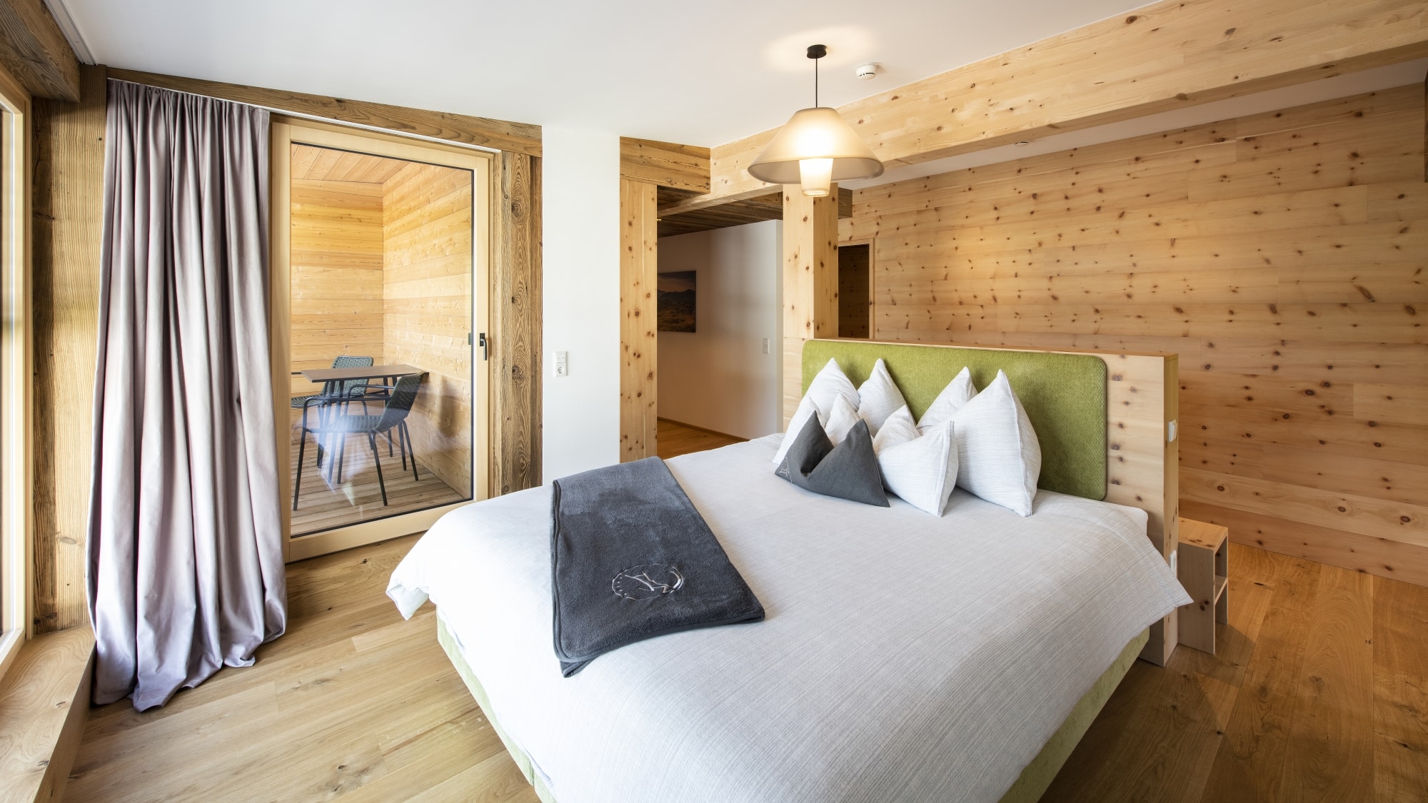 ALMGUT Mountain Wellness Hotel in St.Margarethen im Lungau – Komfortables Doppelzimmer mit Zugang zur Terrasse | Wellnesshotel Lungau