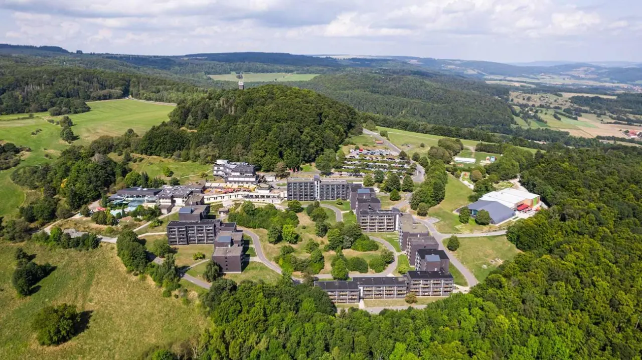 Rhön Park Hotel in Hausen – Panorama-Luftaufnahme der Hotelanlage im Grünen | Wellnesshotel Rhön