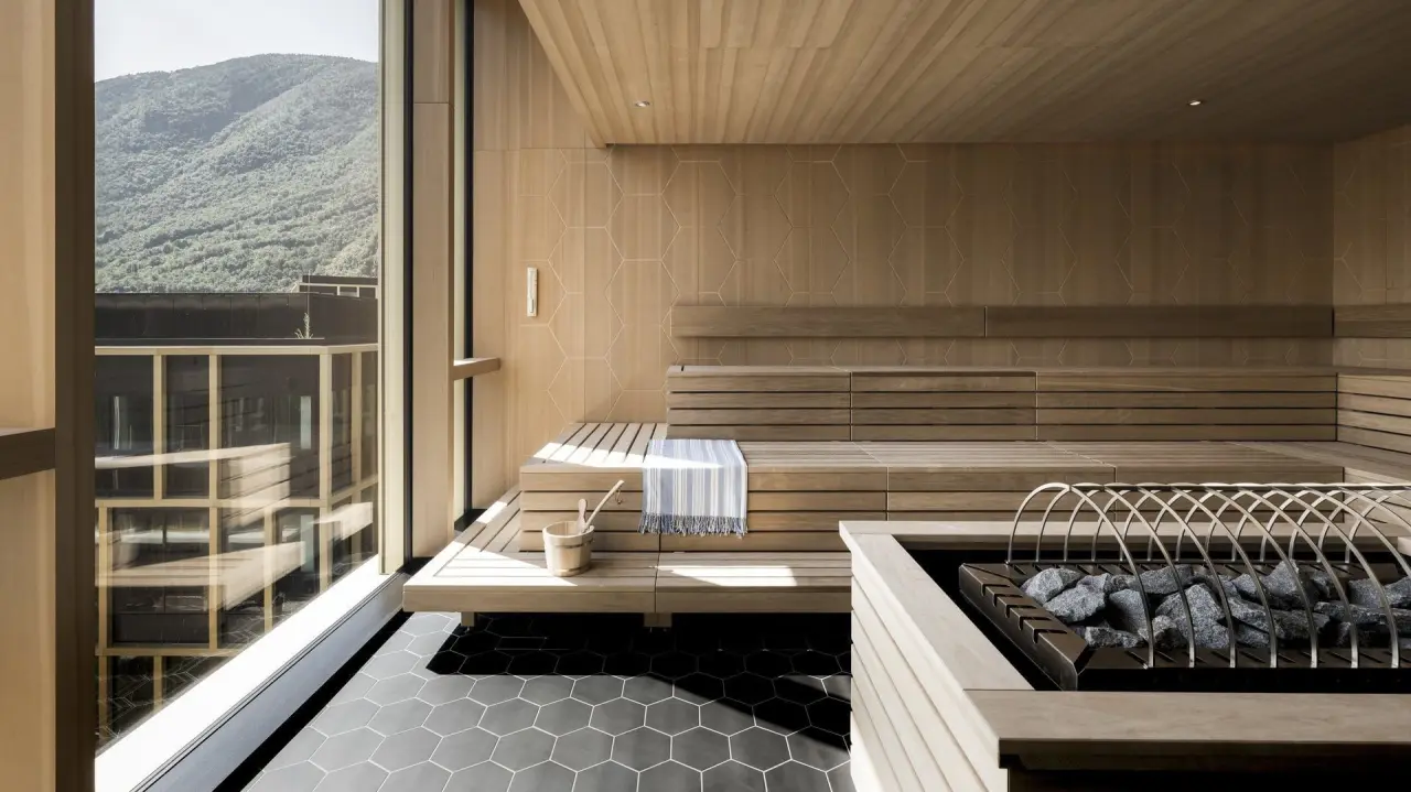 J.F. Amonn in Bozen – Moderne Panorama-Sauna mit Bergblick und Holzinterieur | Wellnesshotel Südtirol