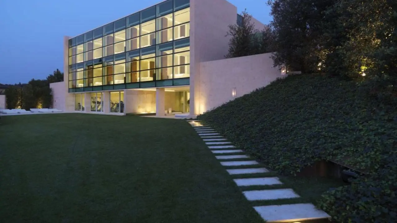 C-HOTEL&SPA in Cassago Brianza – Moderne Glasfassade und Gartenanlage bei Nacht | Wellnesshotel Lombardei