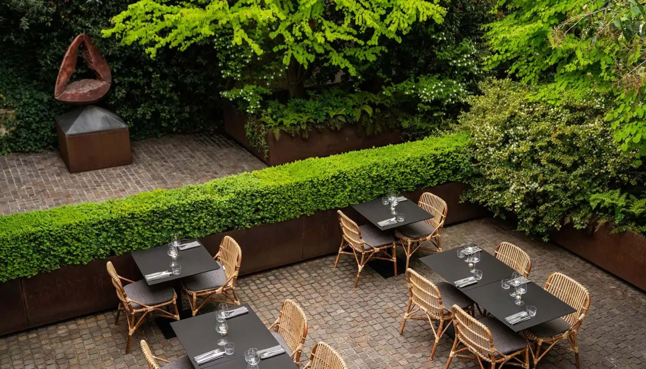 C-HOTEL&SPA in Cassago Brianza – Idyllische Gartenterrasse mit modernen Sitzbereichen | Wellnesshotel Lombardei