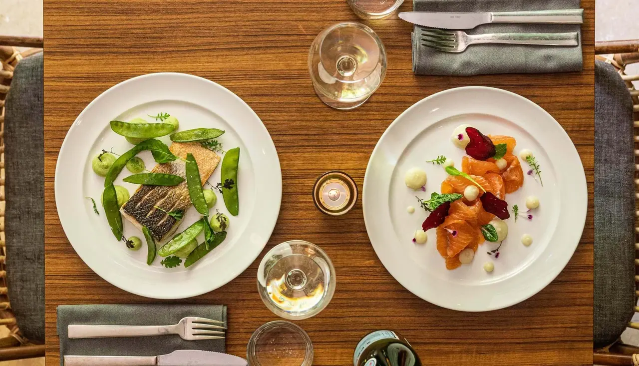 C-HOTEL&SPA in Cassago Brianza – Gedeckter Tisch mit zwei Tellern Fischgerichten | Wellnesshotel Lombardei