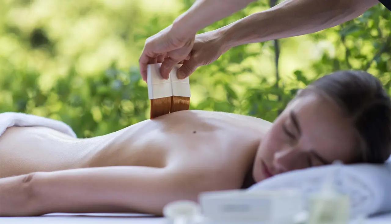 C-HOTEL&SPA in Cassago Brianza – Entspannende Pinselmassage im Spa-Bereich | Wellnesshotel Lombardei