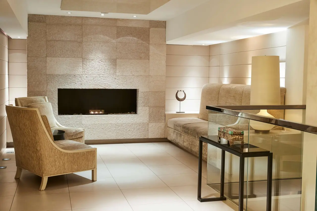 Elegante Lounge mit Kamin und bequemen Sitzgelegenheiten im Hotel Adlon Kempinski, ideal zum Entspannen.