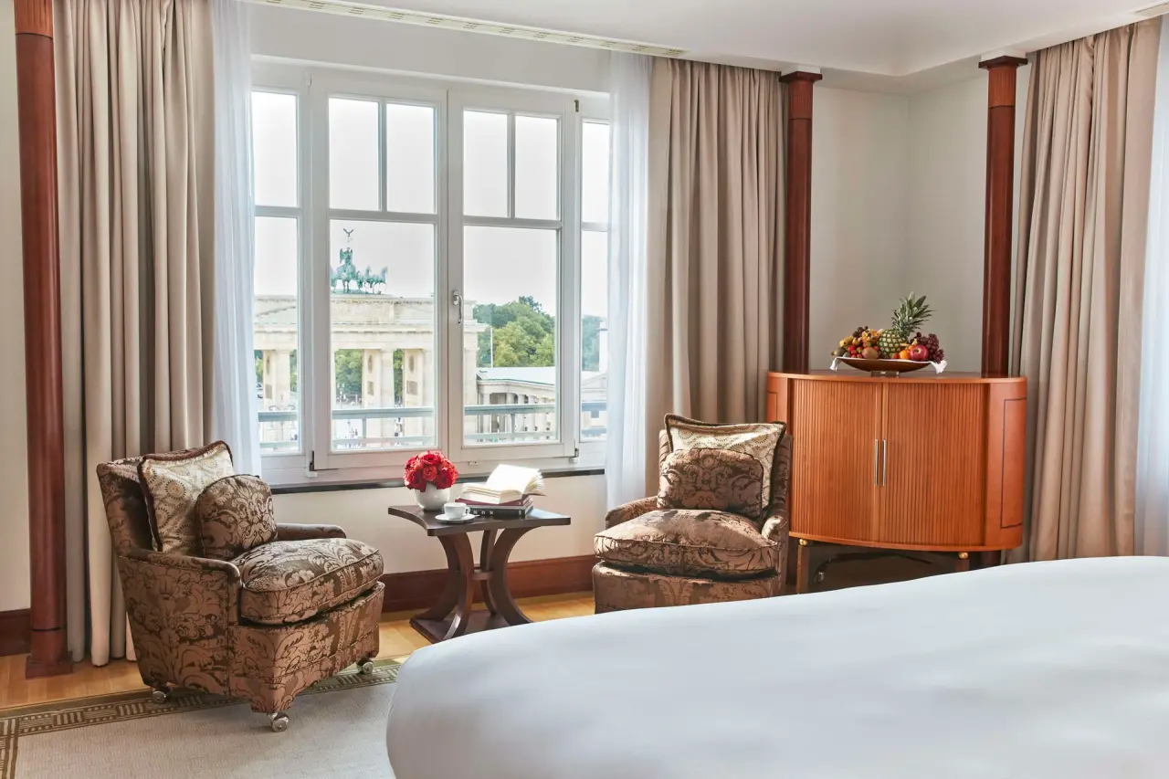 Luxuriöses Hotelzimmer im Hotel Adlon Kempinski mit Blick auf das Brandenburger Tor in Berlin.