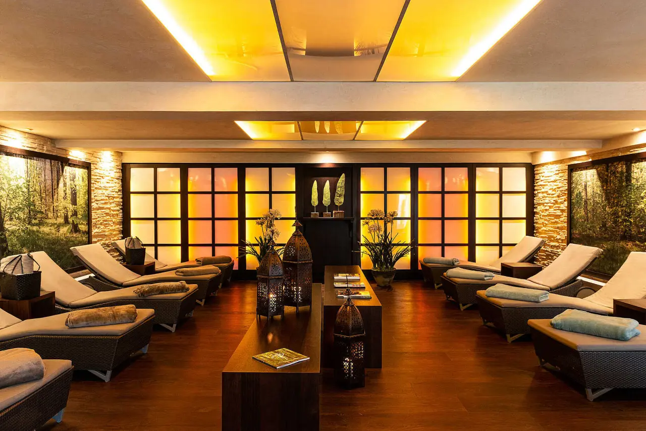 Gemütlicher Ruheraum mit bequemen Liegen und stimmungsvoller Beleuchtung im Spa-Bereich des Hotel Munte am Stadtwald