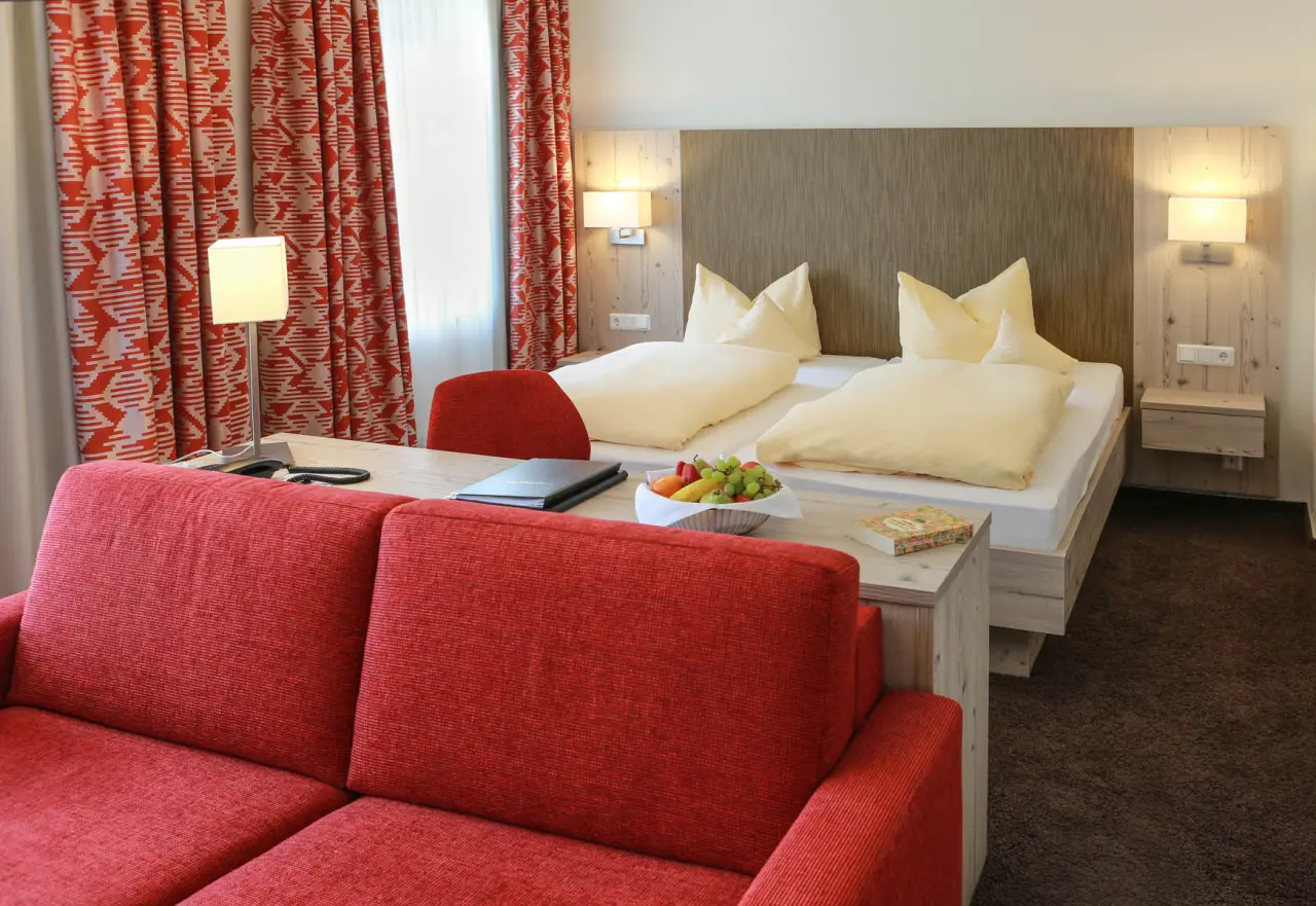 Gemütliches Doppelzimmer mit Sofa und Obstschale im Rüters Parkhotel