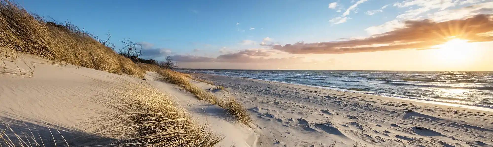 Hotel zur Post in Seebad Bansin – Sonnenuntergang am Strand mit Dünen und Ostsee | Wellnesshotel Usedom