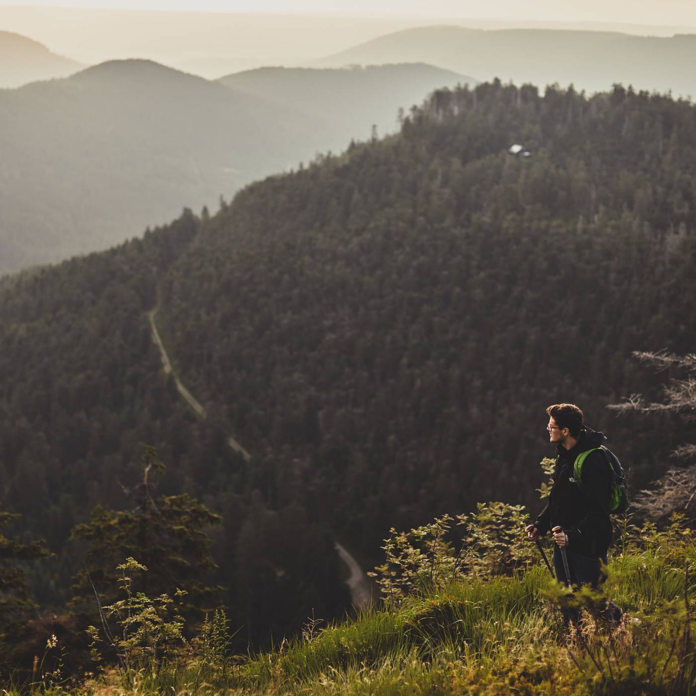Hotel Forsthaus Auerhahn in Baiersbronn – Wanderer mit Blick auf die malerische Schwarzwaldlandschaft | Wellnesshotel Schwarzwald
