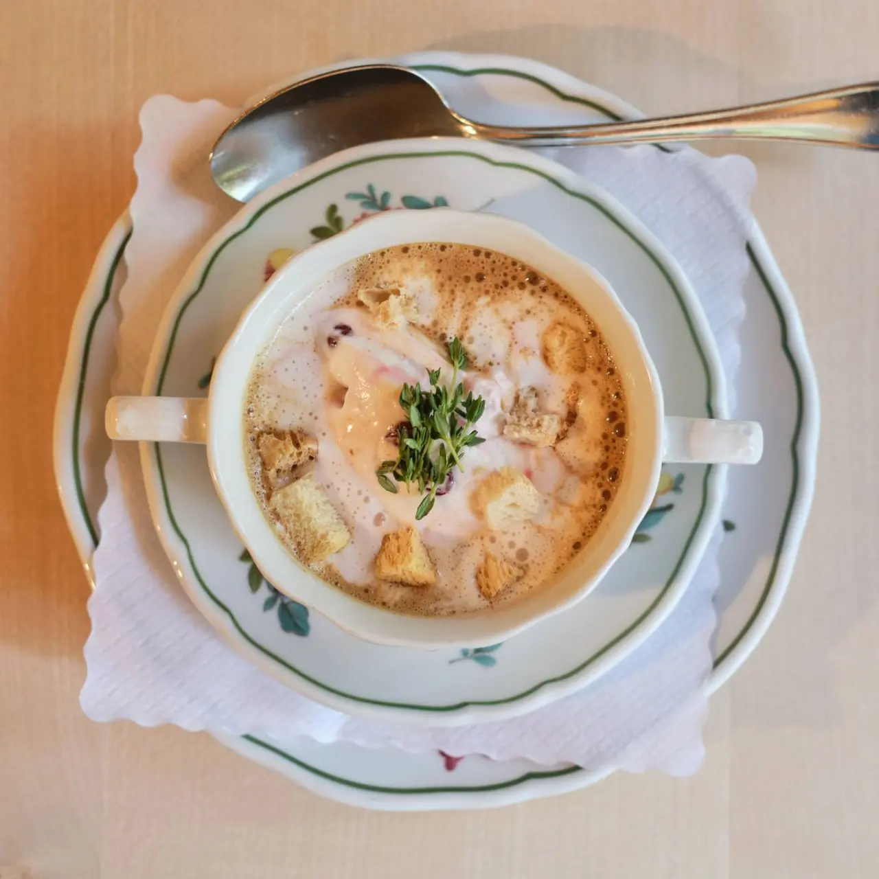 Hotel Forsthaus Auerhahn in Baiersbronn – Appetitliche Suppe mit Kräutern und Croutons | Wellnesshotel Schwarzwald