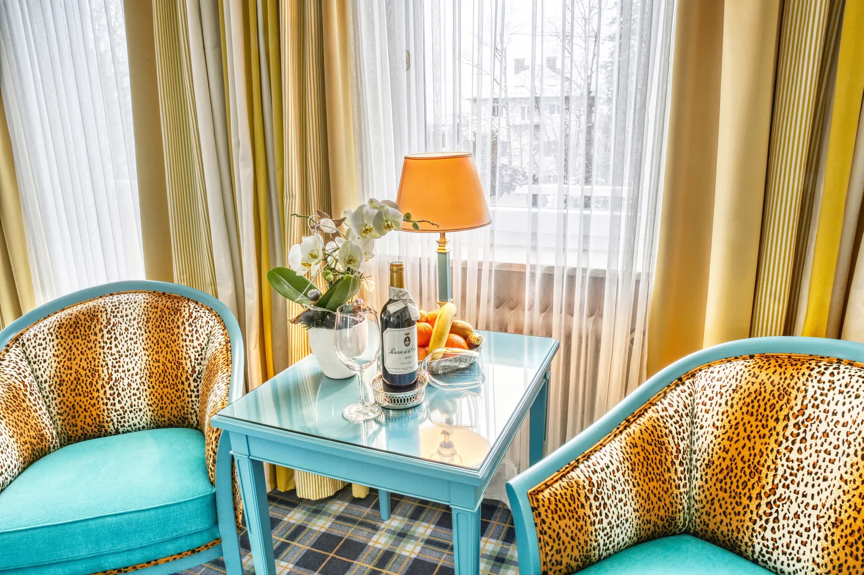 Kurhotel Fontenay in Bad Wörishofen – Gemütliche Sitzecke mit Wein und Obst am Fenster | Wellnesshotel Allgäu