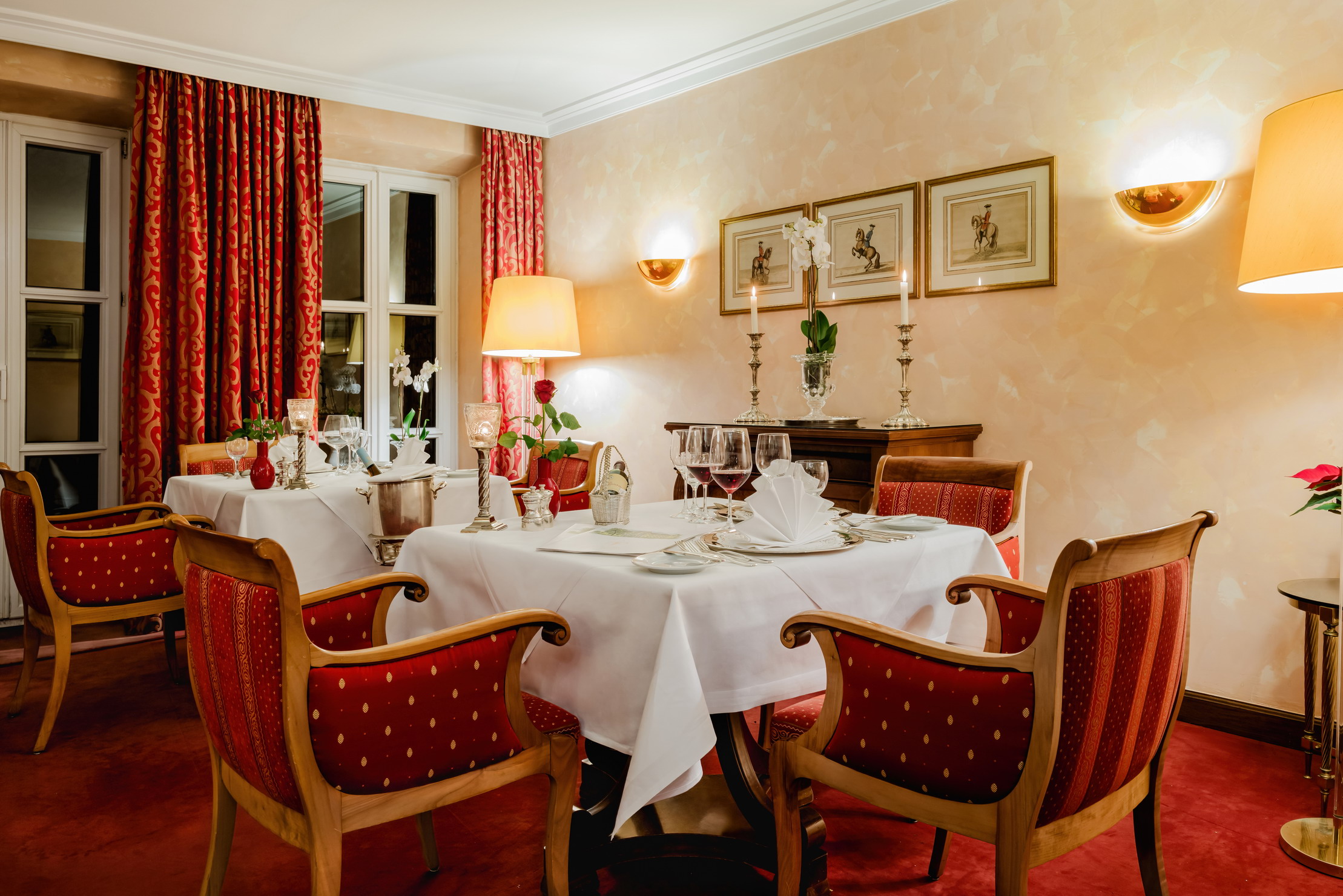 Kurhotel Fontenay in Bad Wörishofen – Elegantes Restaurant mit festlich gedeckten Tischen | Wellnesshotel Allgäu