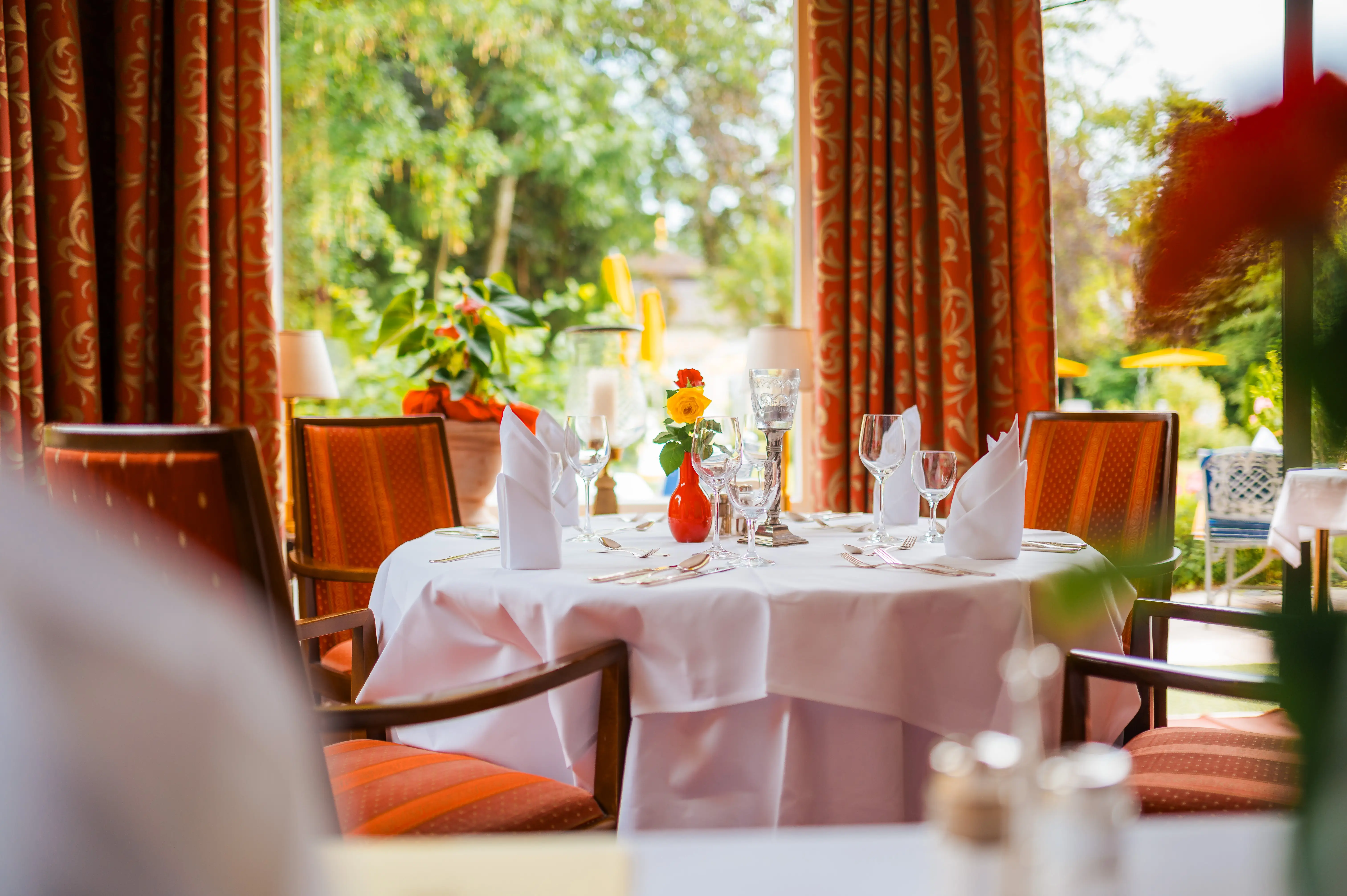 Kurhotel Fontenay in Bad Wörishofen – Heller Restaurantbereich mit Blick in den grünen Garten | Wellnesshotel Allgäu