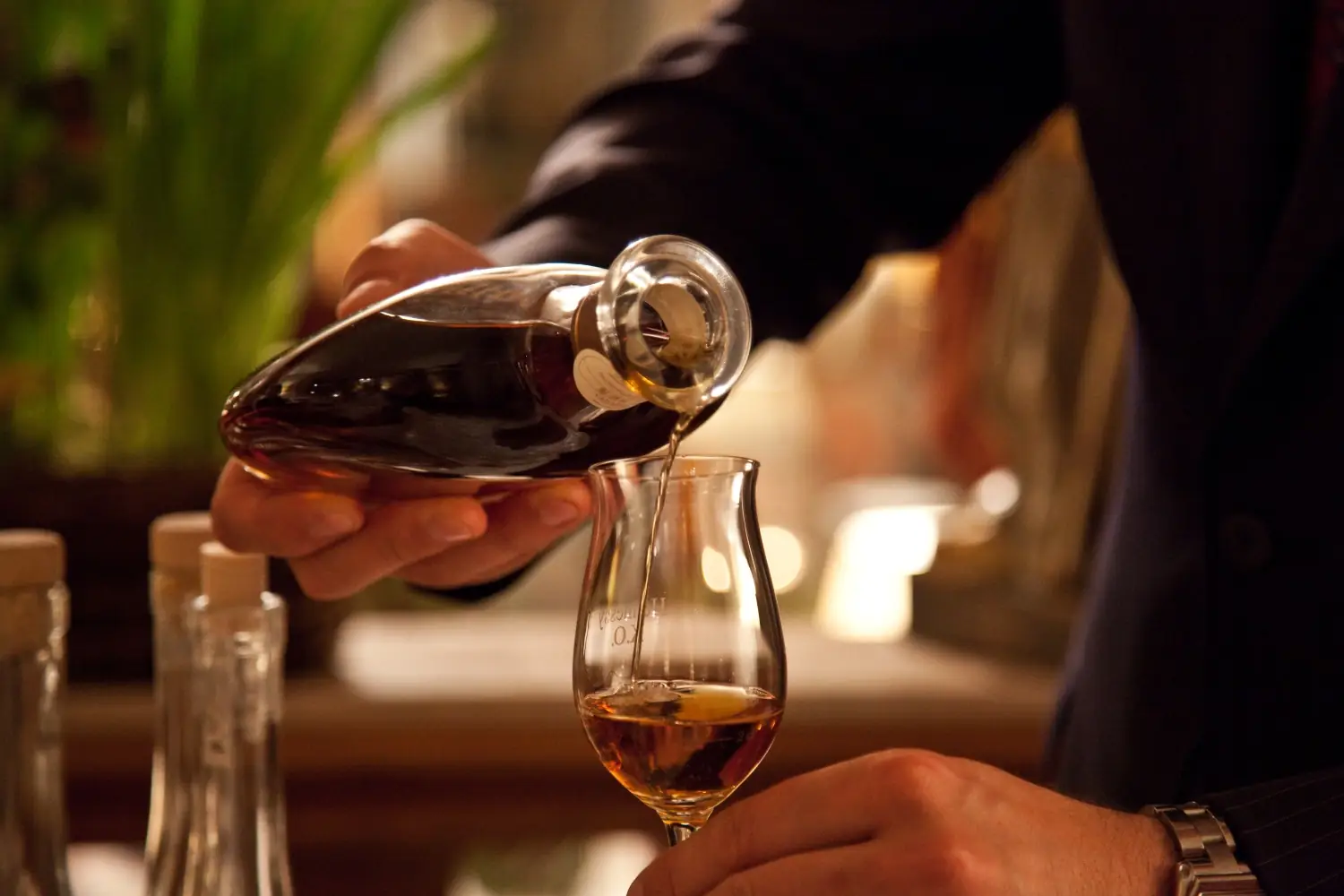 Kurhotel Fontenay in Bad Wörishofen – Edler Tropfen wird in ein Glas eingeschenkt | Wellnesshotel Allgäu