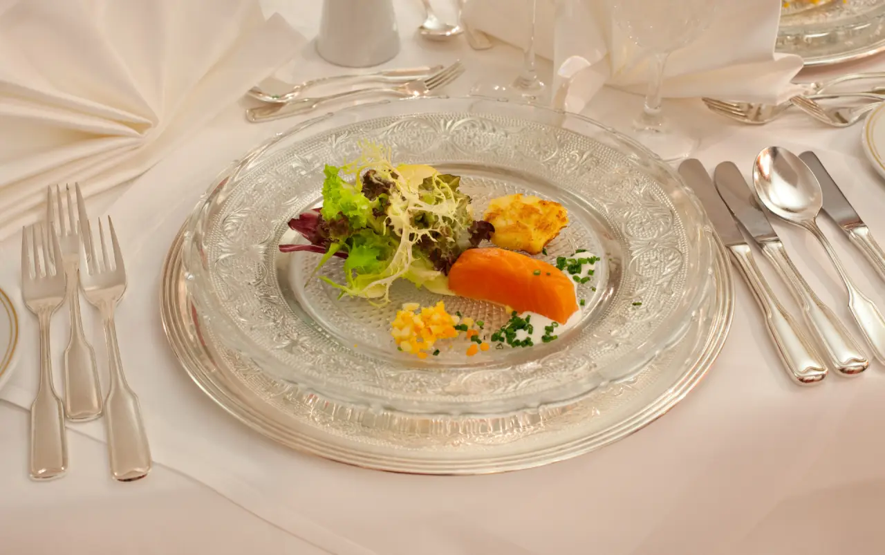 Kurhotel Fontenay in Bad Wörishofen – Elegantes Vorspeisenteller mit Salat und Lachs | Wellnesshotel Allgäu
