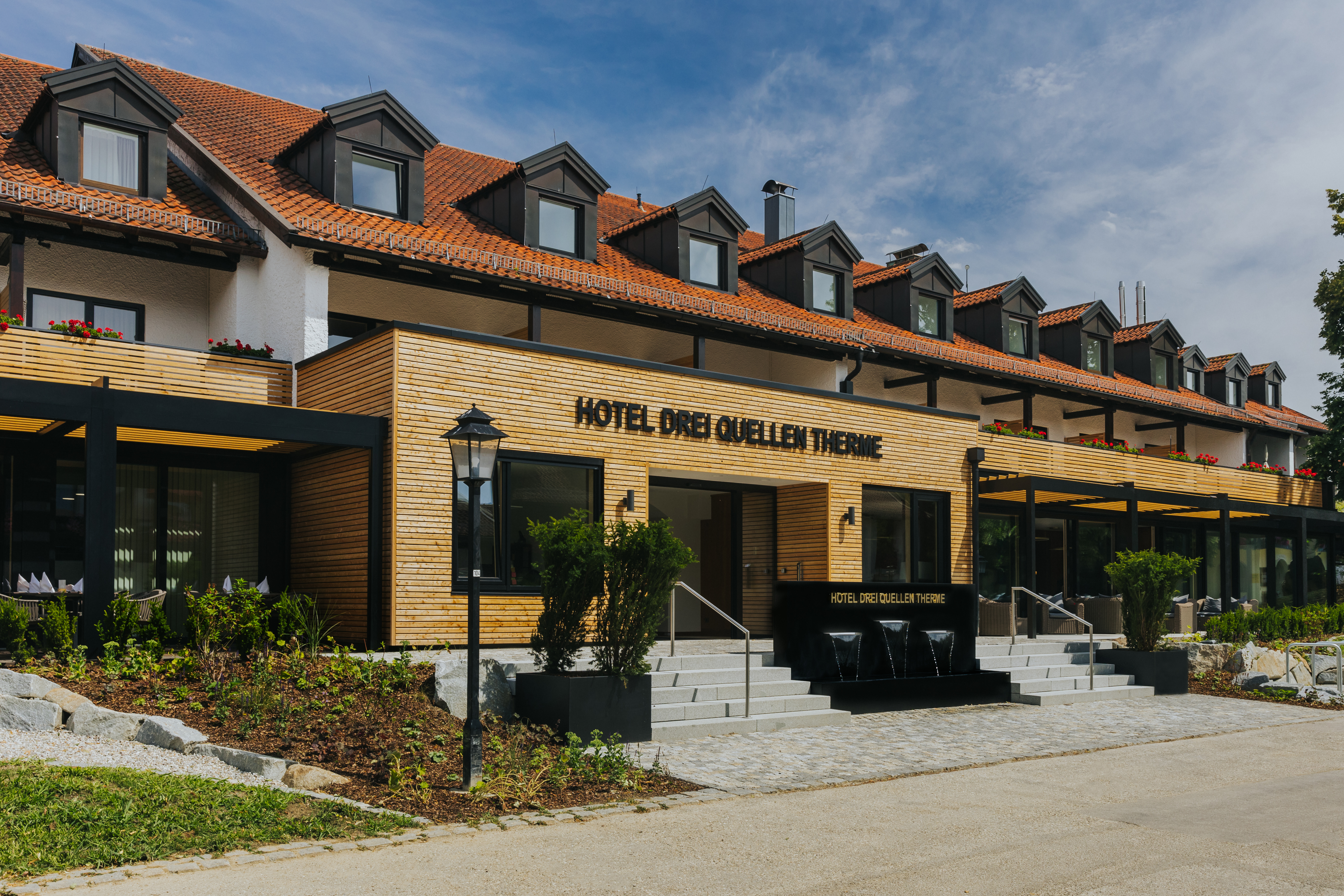 Hotel Drei Quellen Therme in Bad Griesbach – Moderner Hoteleingang mit Wasserspiel | Wellnesshotel Bad Griesbach