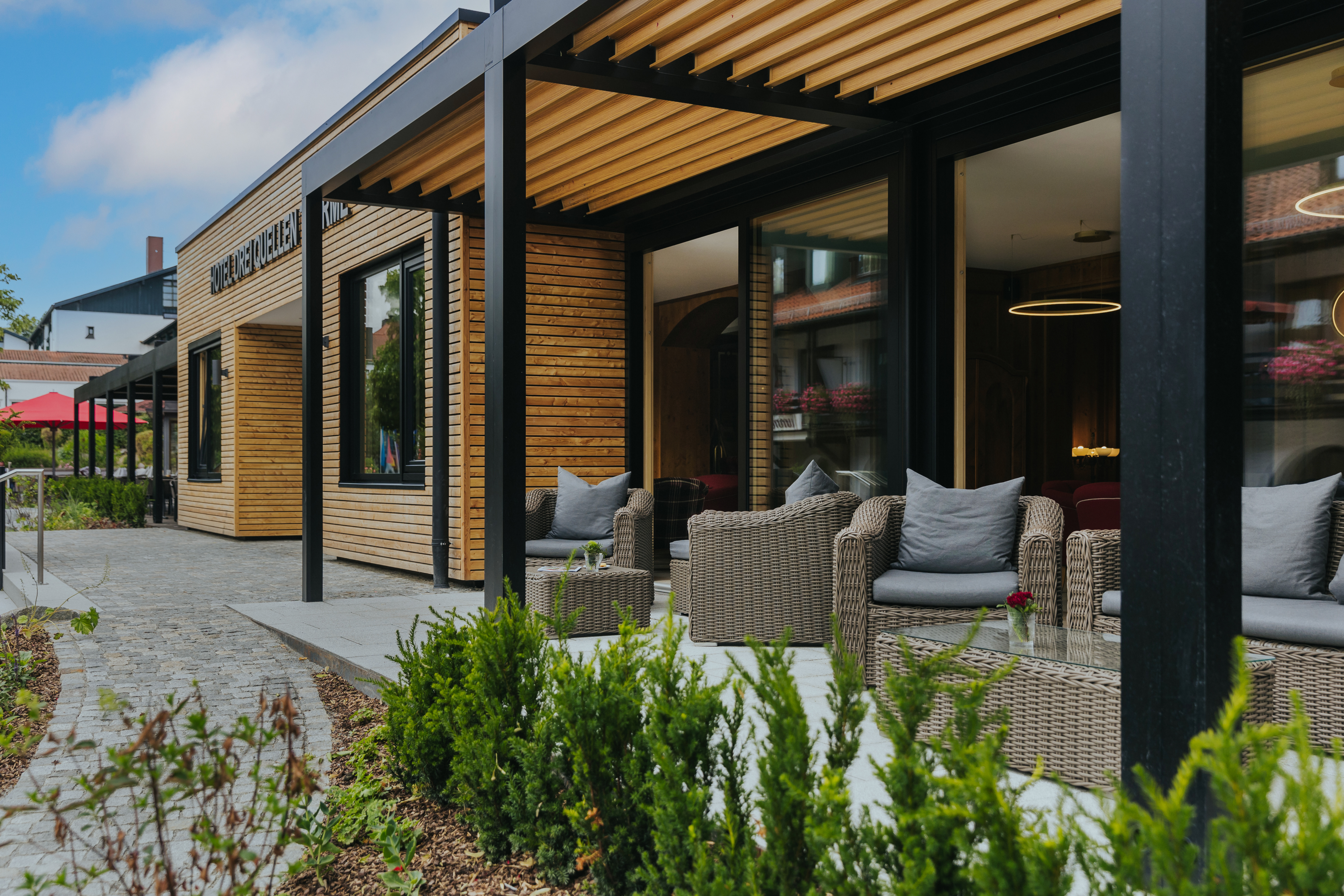 Hotel Drei Quellen Therme in Bad Griesbach – Moderner Außenbereich mit Lounge-Sesseln | Wellnesshotel Rottal