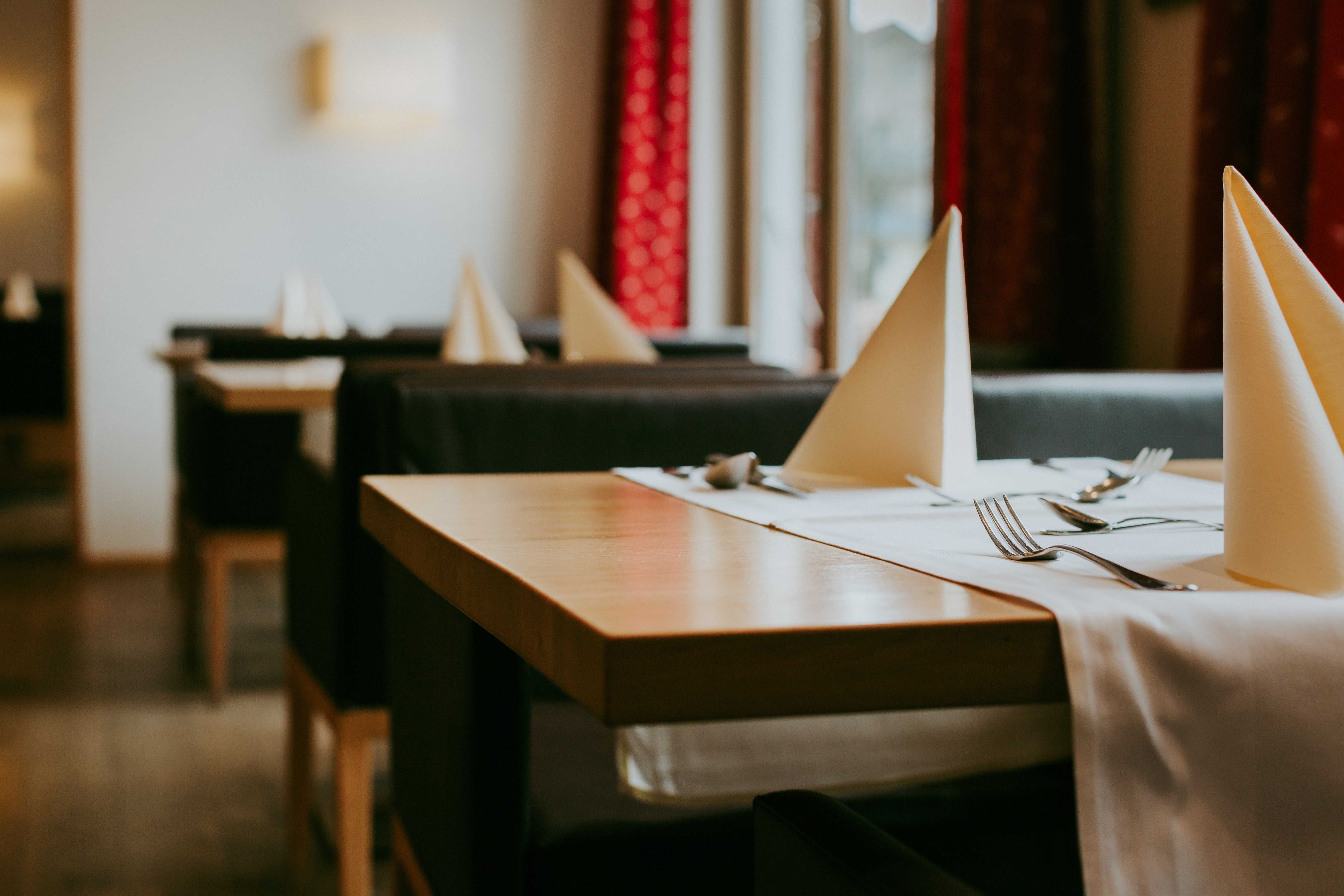 Hotel Drei Quellen Therme in Bad Griesbach – Gedeckter Tisch im Restaurantbereich | Wellnesshotel Rottal