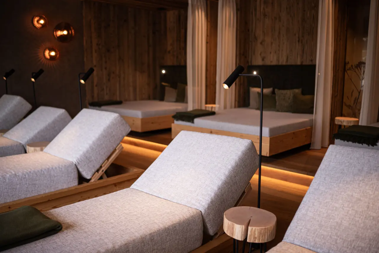 Gemütlicher Ruheraum mit Holzvertäfelung und bequemen Liegen im Wellnessbereich des Hotel Johanneshof.