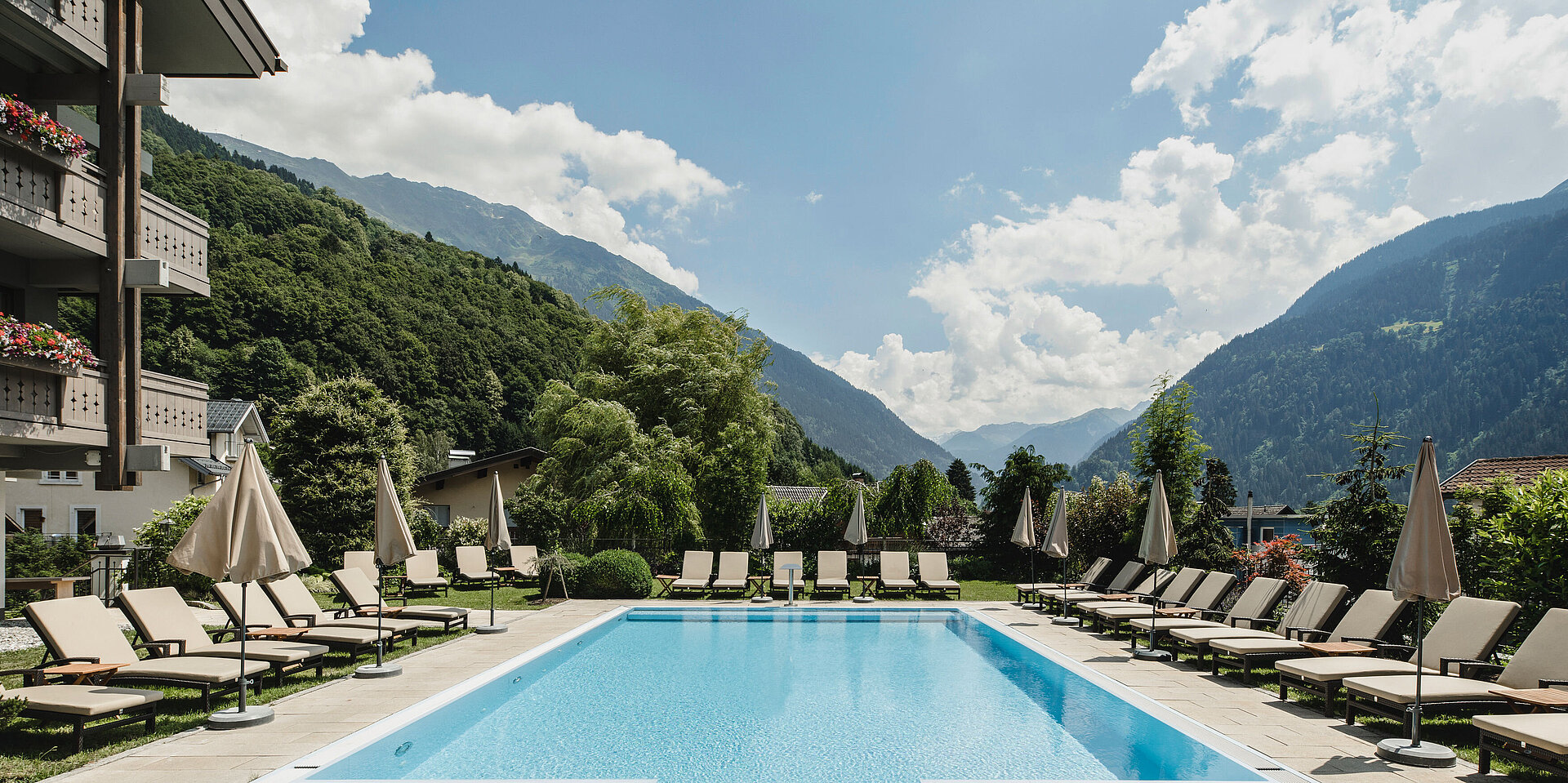 Löwen-Hotel Montafon in Schruns – Außenpool mit Liegen und Alpenpanorama | Wellnesshotel Montafon