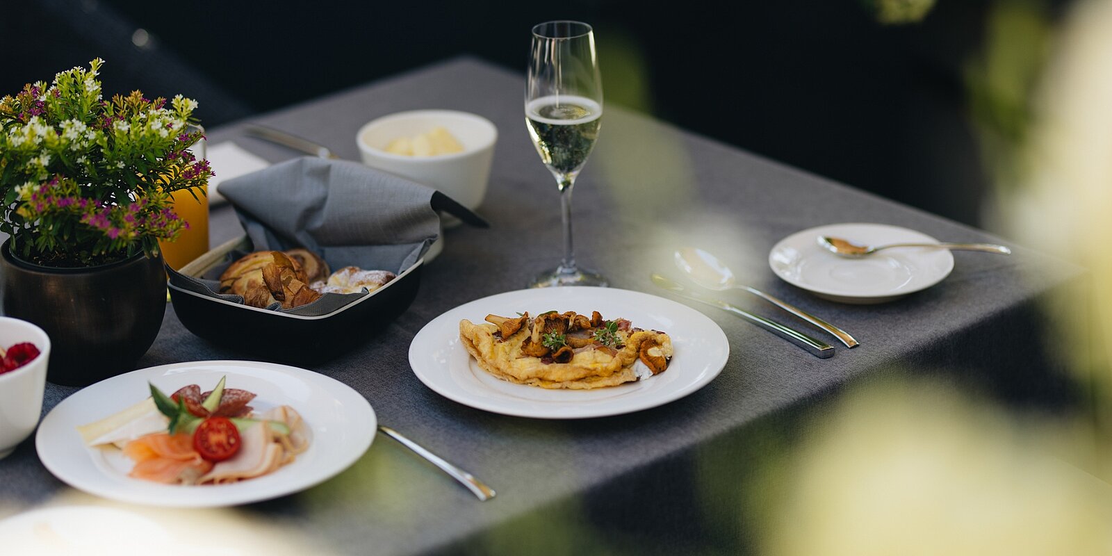 Löwen-Hotel Montafon in Schruns – Frühstückstisch mit regionalen Spezialitäten und Sekt | Wellnesshotel Montafon