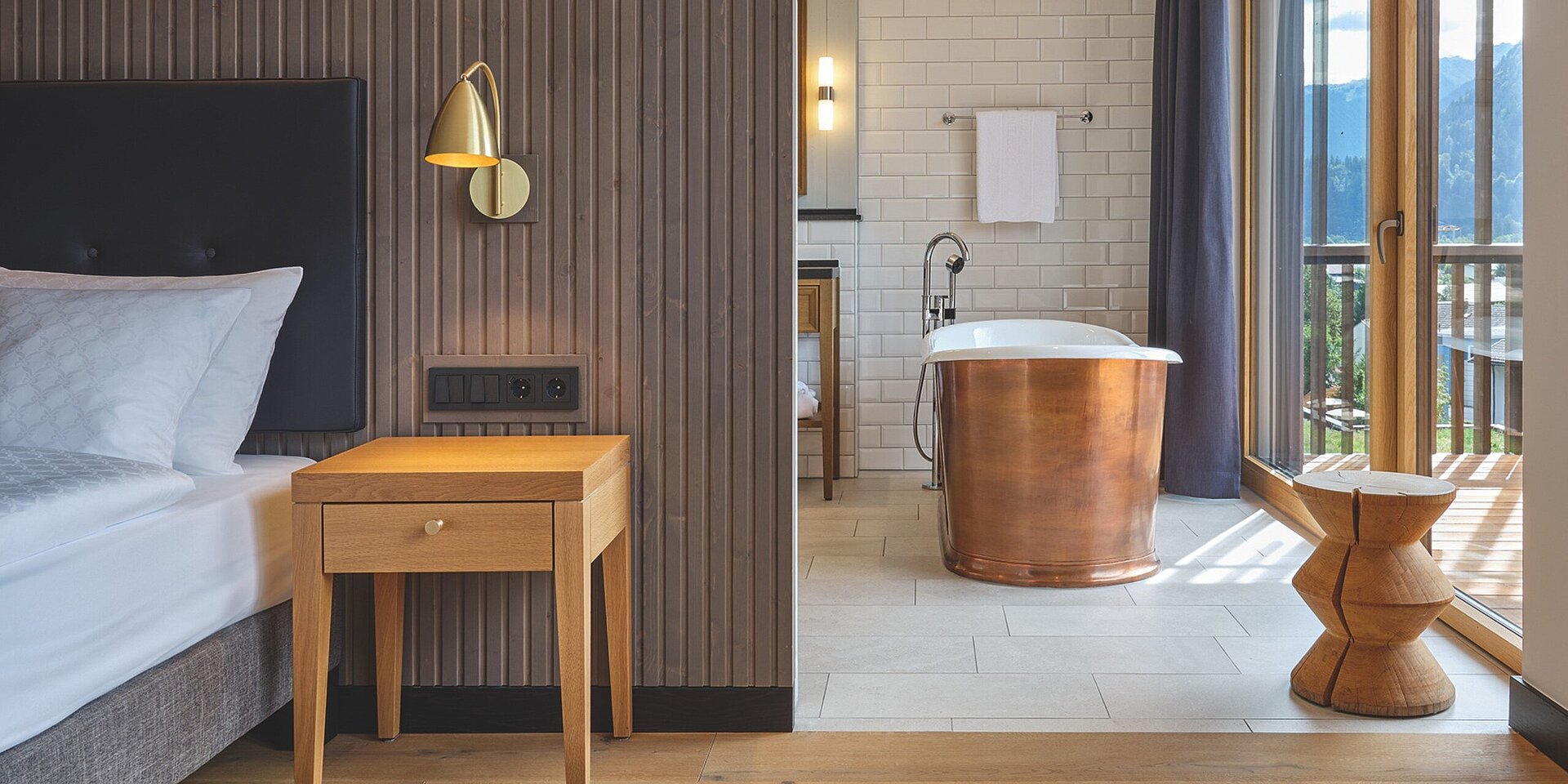 Löwen-Hotel Montafon in Schruns – Hotelzimmer mit freistehender Kupferwanne und Bergblick | Wellnesshotel Montafon