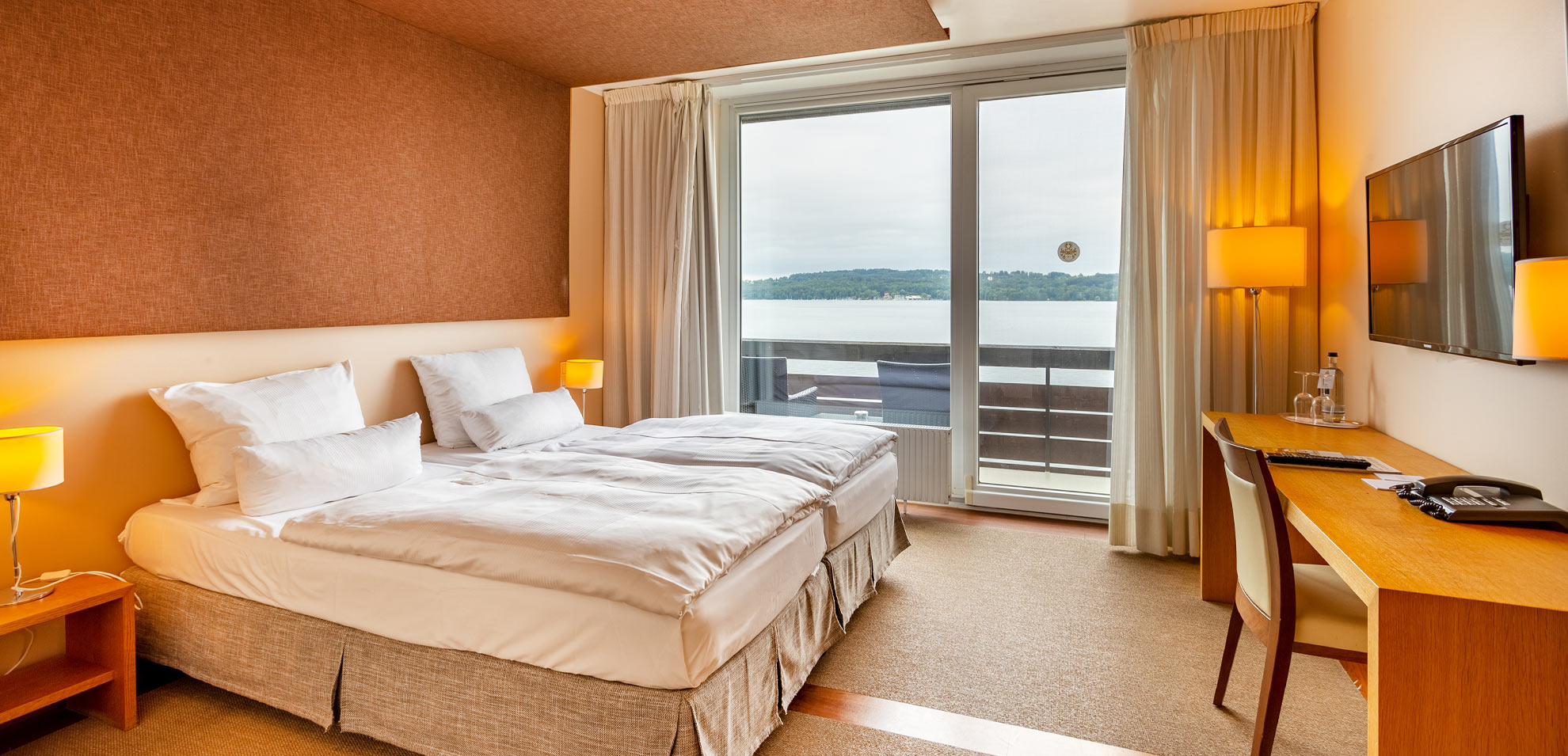 Seehotel Leoni in Berg am Starnberger See – Komfortables Doppelzimmer mit Balkon und Seeblick | Wellnesshotel Starnberger See